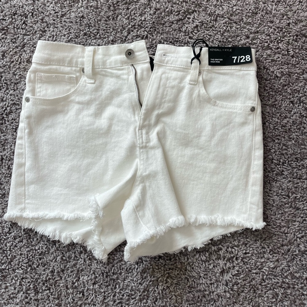Cute white jean shorts! Size 7/28!